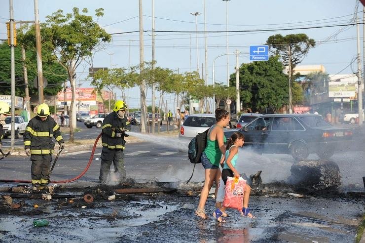 Bombeiros foram acionados para apagar as chamas e liberar o tr&acirc;nsito