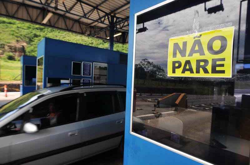 Pra&ccedil;a de Santo Ant&ocirc;nio da Patrulha tinha maca abandonada e letreiro com tarifas no ch&atilde;o