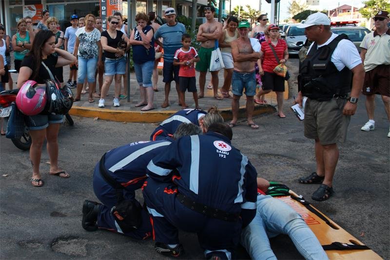 Mulher de 22 anos sofreu ferimentos leves e foi atendida pela Samu