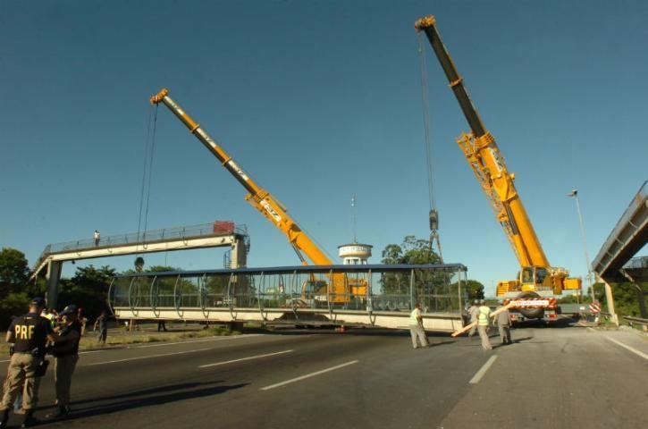 Passarela original foi retirada ap&oacute;s colis&atilde;o