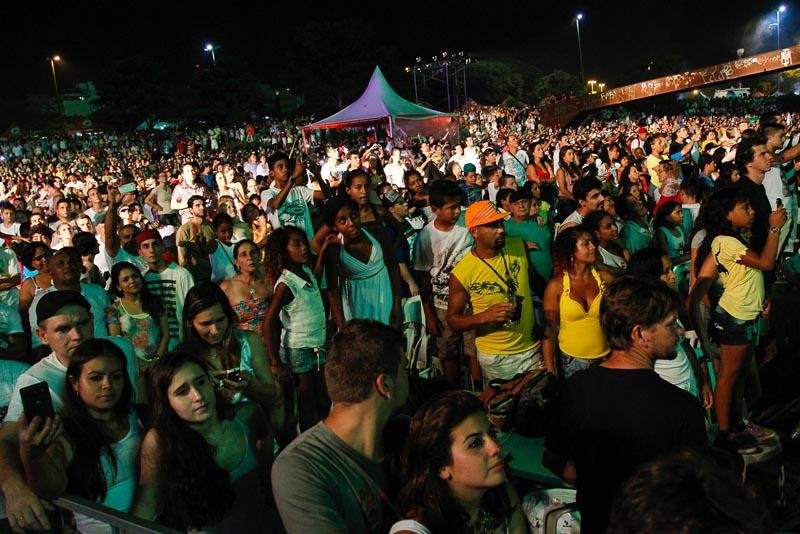 Orla do Gua&iacute;ba foi tomada pela multid&atilde;o