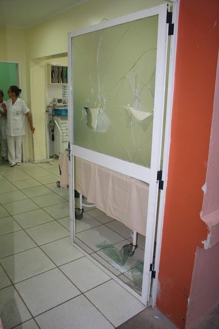 Porta de pronto socorro foi danificada