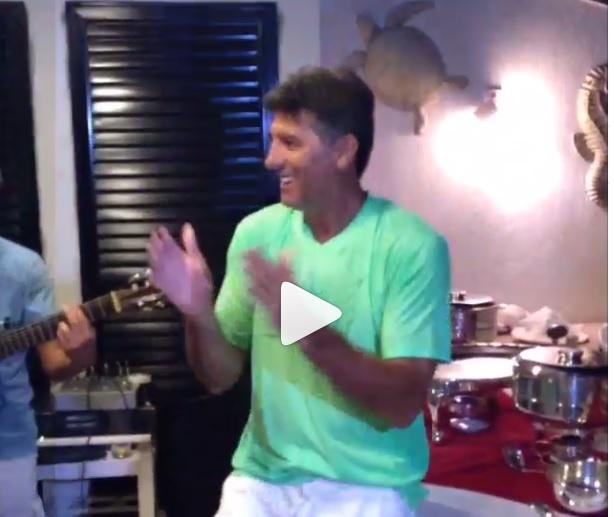 Renato vira o ano cantando o hino do Gr&ecirc;mio 
