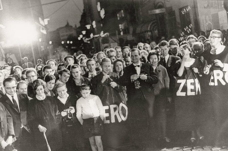 Imagem mostra a manifesta&ccedil;&atilde;o do movimento do Grupo Zero diante da galeria Schmeia