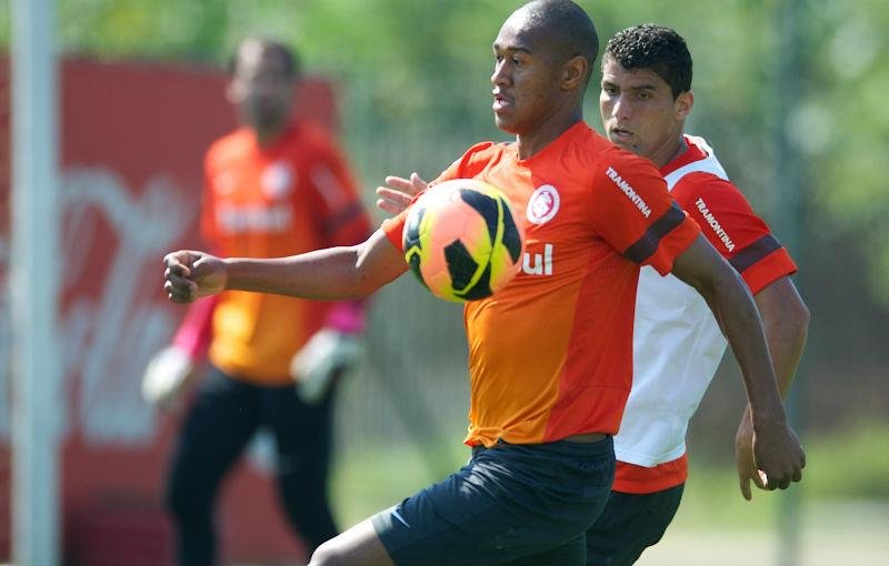 Lateral tem a confian&ccedil;a da dire&ccedil;&atilde;o para 2014