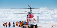 Passageiros da expedição foram transportados em grupos de 12 por um helicóptero do quebra-gelos chinês 