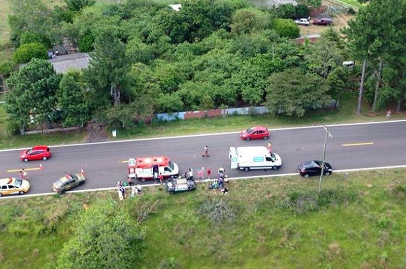 Colis&atilde;o entre moto e carro deixa seis feridos na Estrada do Mar 