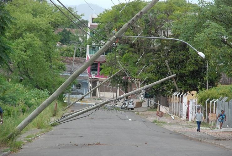 Quatro postes tombam em via em Santa Maria