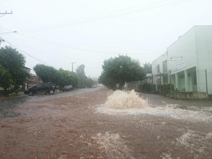 Avenida Santa Cruz foi uma das mais afetadas pelas chuvas em Santa Rosa