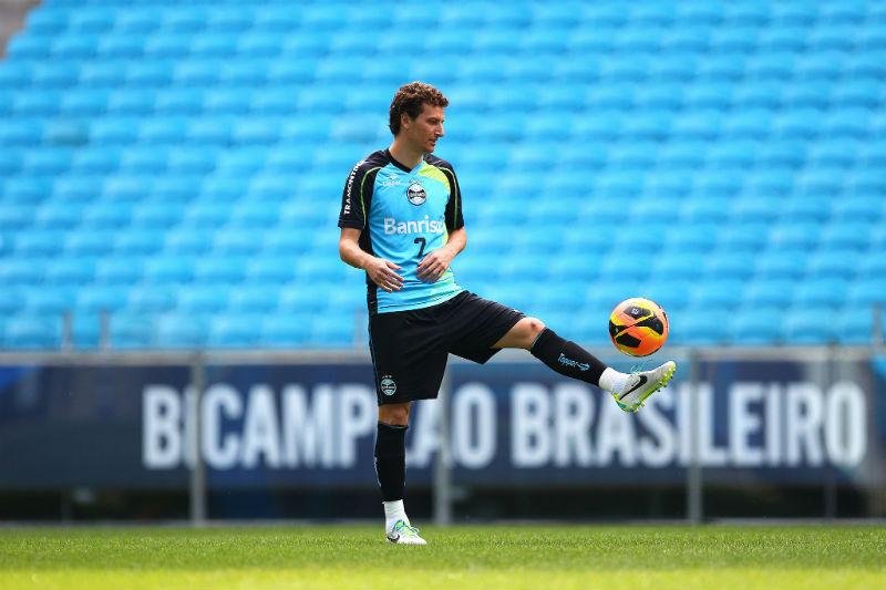 Clubes n&atilde;o aceitam pagar o alto sal&aacute;rio para tirar Elano no Gr&ecirc;mio