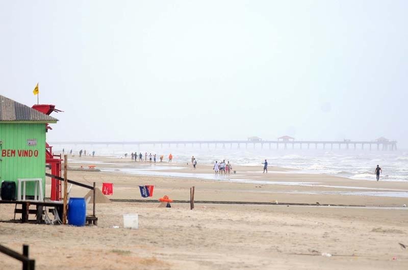 Tempo fechado esvazia praias ga&uacute;chas