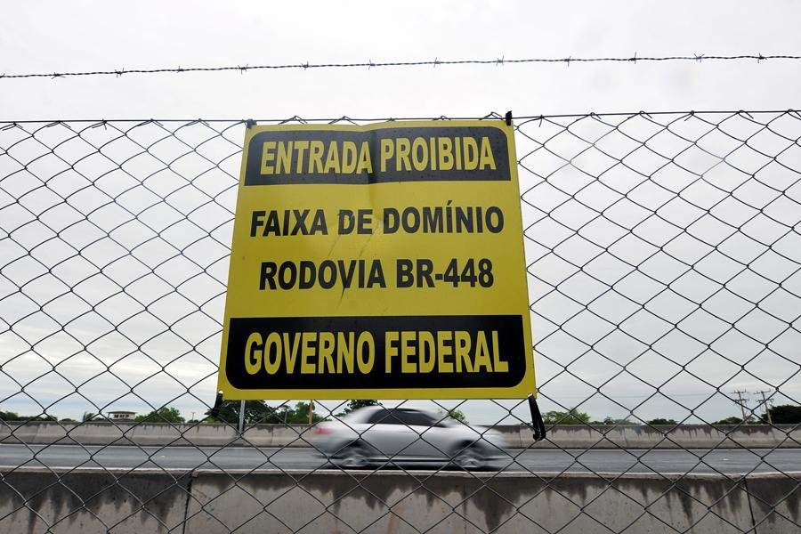 Cerca met&aacute;lica foi colocada para evitar atropelamentos