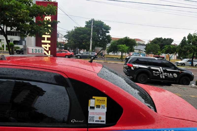 Pol&iacute;cia tem suspeito pela morte de taxista em assalto a posto