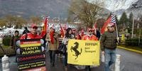  Fãs da Ferraria realizaram uma manifestação silenciosa em frente ao hospital
