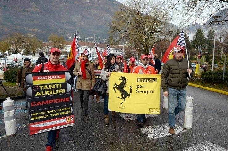  F&atilde;s da Ferraria realizaram uma manifesta&ccedil;&atilde;o silenciosa em frente ao hospital