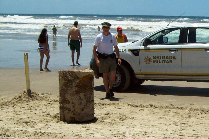 BM retira tonel com subst&acirc;ncia desconhecida do mar no Litoral Norte