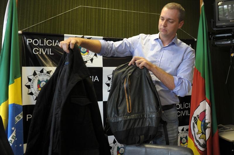 Delegado mostra objetos supostamente utilizados no crime