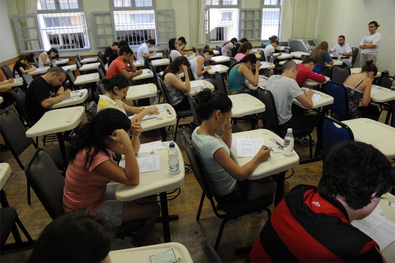 Cerca de 42 mil candidatos v&atilde;o buscar vaga na universidade em 63 locais de prova
