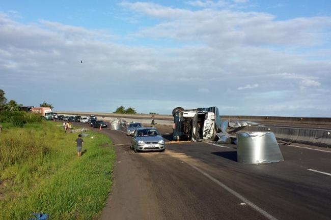 Carreta tomba e bloqueia BR 101 por cerca de duas horas