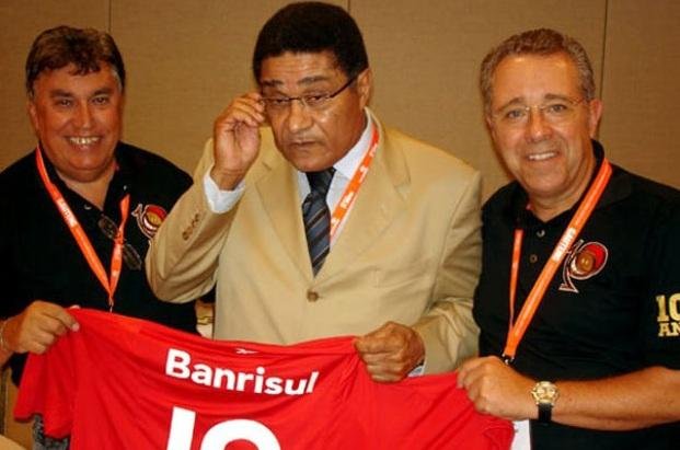 Eus&eacute;bio recebeu camisa do Inter em jogo no Engenh&atilde;o, em 2010
