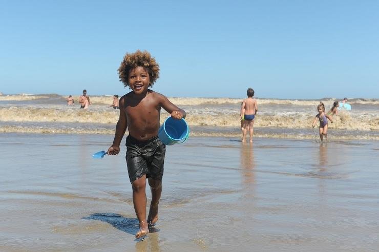 Ressaca afugentou banhistas e mudou a paisagem da praia neste fim de semana