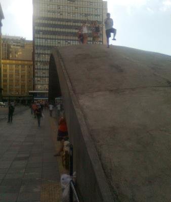 Grupo foi flagrado em cima do arco