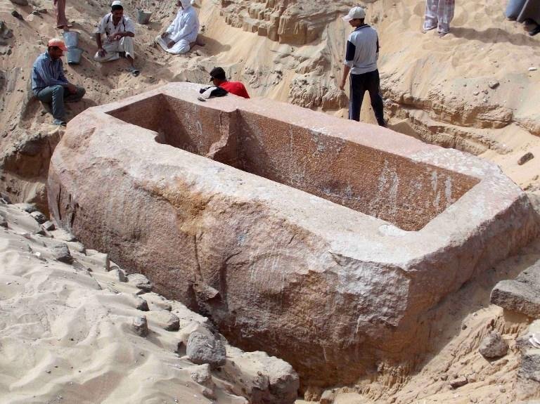 Arque&oacute;logos descobrem tumba de fara&oacute; que reinou no Egito h&aacute; 3,8 mil anos