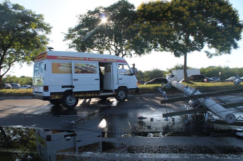 Poste cai por sobre a pista da avenida Assis Brasil