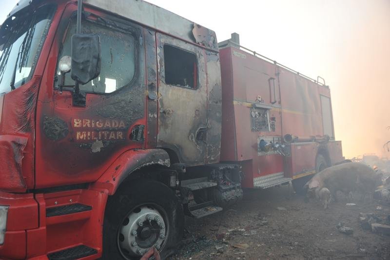 Moradores tentam salvar bens e animais em cen&aacute;rio de terror na Vila Nazar&eacute;