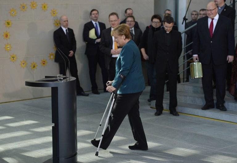 Merkel aparece com muletas pela primeira vez desde seu acidente de esqui