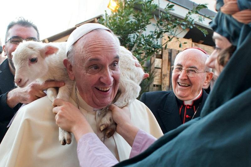 Papa recebe cordeiro em visita a pres&eacute;pio vivo