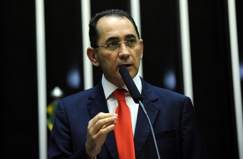 PT diz que ajudar&aacute; a pagar multas de Genoino e Cunha