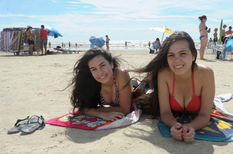 Irm&atilde;s Ana Paula Brum e Anayze Brum aproveitaram para  retocar o bronzeado