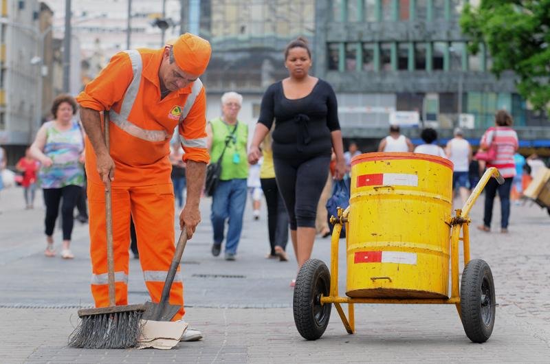 Sancionada lei que co&iacute;be jogar lixo nas ruas de Porto Alegre