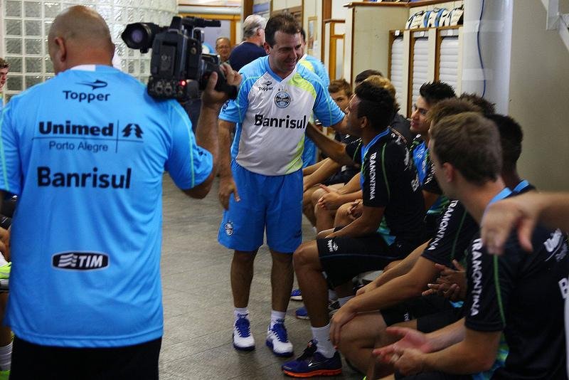 Enderson Moreira pediu dedica&ccedil;&atilde;o ao Gr&ecirc;mio na reapresenta&ccedil;&atilde;o