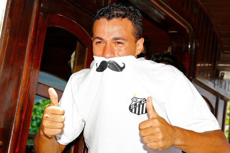 Ex-atacante do Inter vestiu a camisa 9 do Peixe e posou para fotos 