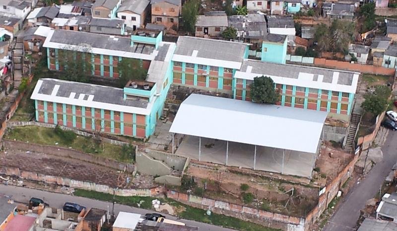 Telhado de escola foi reformado apenas nas beiradas