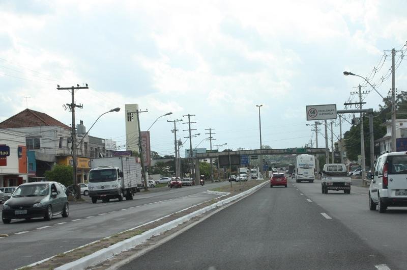 Pelo trecho circulam muitos ve&iacute;culos, inclusive caminh&otilde;es 