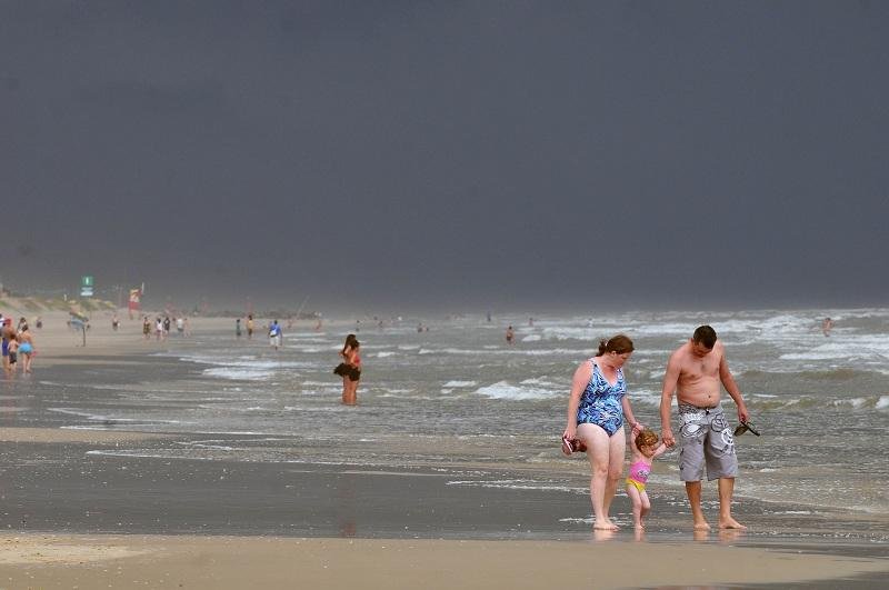 Temporal se armou na tarde desta sexta-feira no Litoral