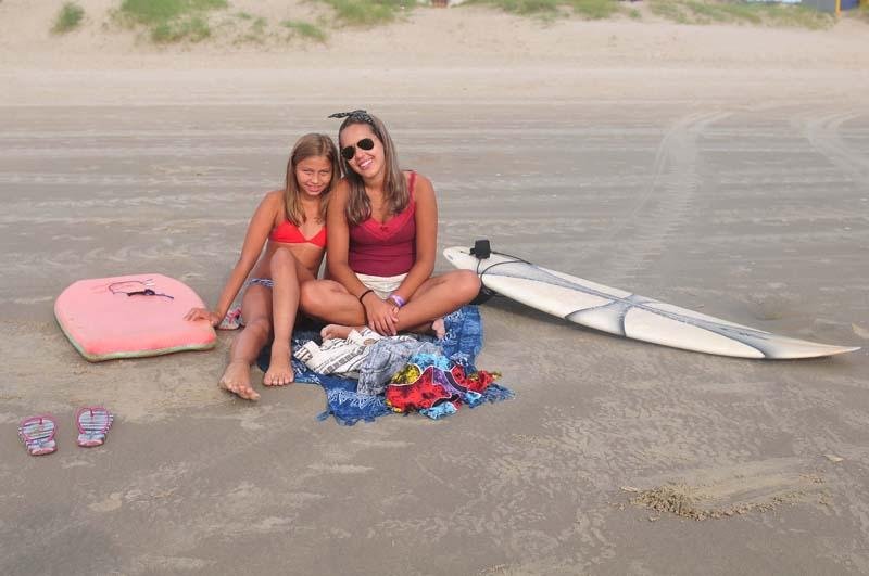 Ainda cedo, os veranistas come&ccedil;aram a ocupar a areia e caminhar na beira do mar