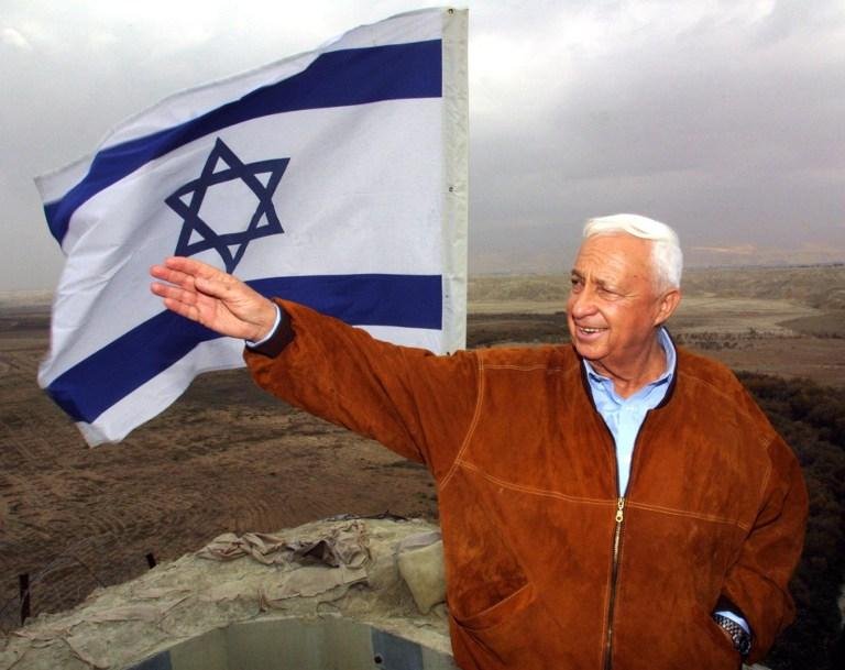 Gestos l&iacute;der da oposi&ccedil;&atilde;o de direita de Israel, Ariel Sharon, durante uma visita a um mirante ex&eacute;rcito em Tovlan no Jord&atilde;o vale 3 jan 2001