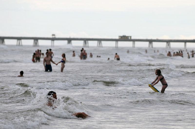 Alguns aproveitaram pra se refrescar no mar