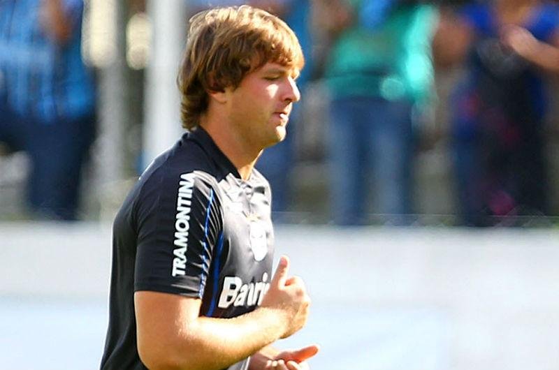 Tiago sofreu uma entorse no joelho direito