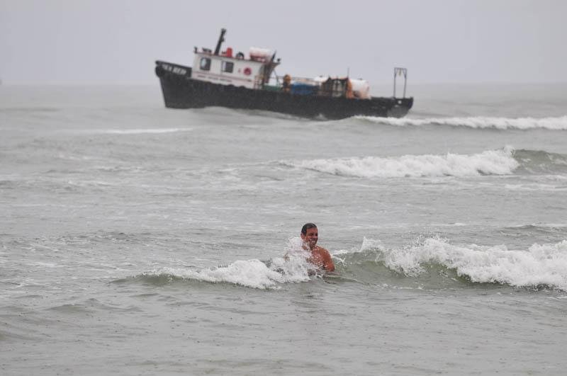 Apesar da chuva, mar est&aacute; limpo