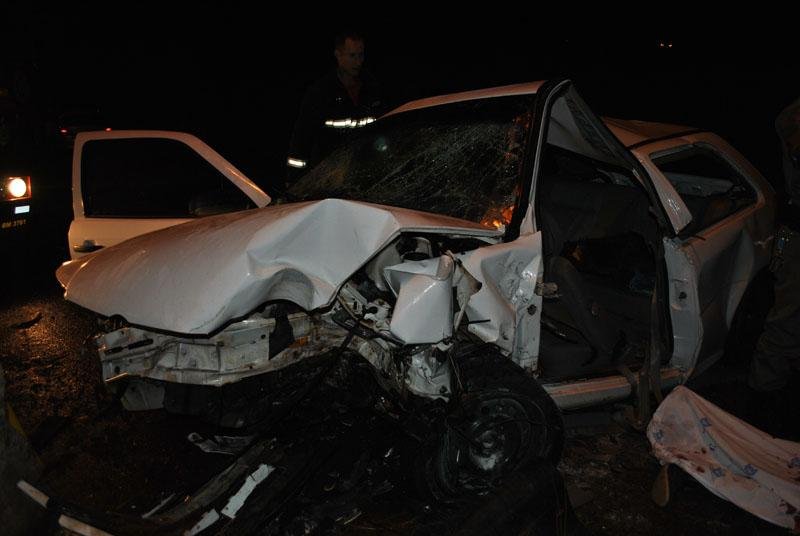 Jovem morre ap&oacute;s perder controle de carro e colidir contra poste