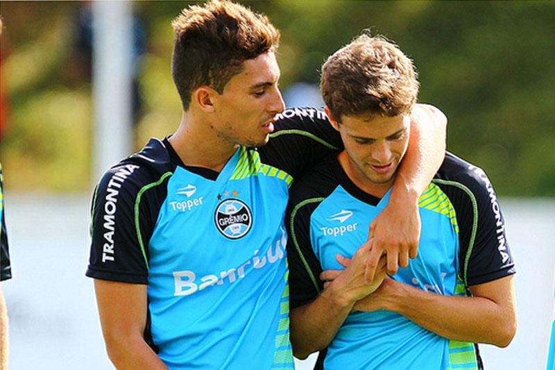 Gr&ecirc;mio deve receber garantias por Alex Telles nesta segunda-feira