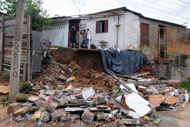 Fortes chuvas do fim de semana causaram a queda