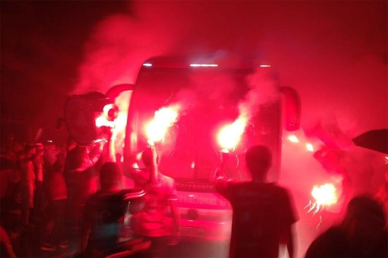 Inter &eacute; recebido pelas &acute;ruas de fogo` em Gramado
