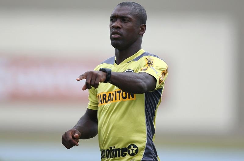 Segundo a imprensa italiana, Seedorf j&aacute; se colocou &agrave; disposi&ccedil;&atilde;o da diretoria rossonera