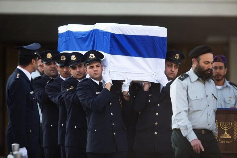 Corpo de Sharon &eacute; sepultado na fazenda da fam&iacute;lia